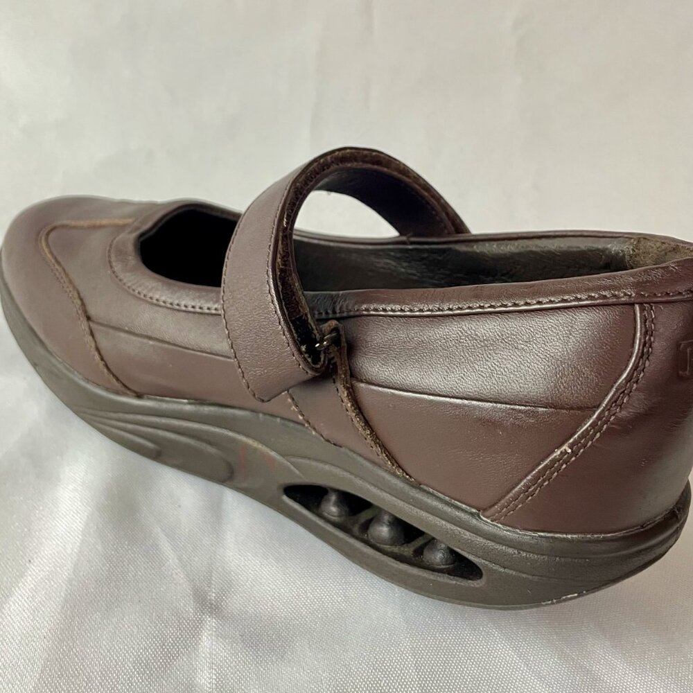 New RYN Women's Rocker Walking Shoes Brown Velcro Strap sz. 7